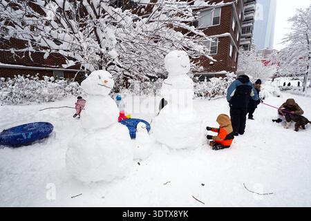 New York City, New York, États-Unis. 23 février 2026. Les bonhommes de neige apparaissent dans la section de Chelsea à Manhattan lors d'une tempête de bombe d'hiver qui a frappé une grande partie du nord-est des États-Unis. La ville de New York a reçu près de deux pieds de neige. Crédit : Adam Stoltman/Alamy Live News Banque D'Images