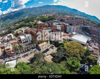 Girardota, Antioquia - Colombie. 30 décembre 2025. Photographie de drone. Municipalité située dans la chaîne de montagnes centrale des Andes. Banque D'Images