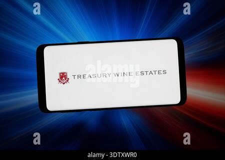 Stuttgart, Allemagne - 2026-02-02 : sur cette illustration photo, le logo de la société treasury Wine Estates Limited est affiché sur un smartphone Banque D'Images