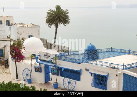 17 mai 2024. Sidi Bou Said, Tunisie. Café des Delices ou Café Sidi Chabaane le café le plus célèbre de Sidi Bou Said, l'un des meilleurs endroits pour dri Banque D'Images