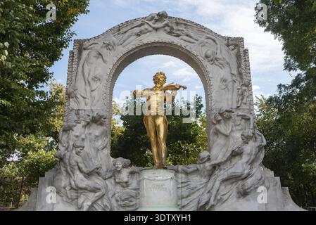 Vienne, Autriche. 5 octobre 2023 la statue d'or de Johann Strauss Jr dans le Stadtpark, partie d'un montage de monuments viennois mettant en scène f Banque D'Images