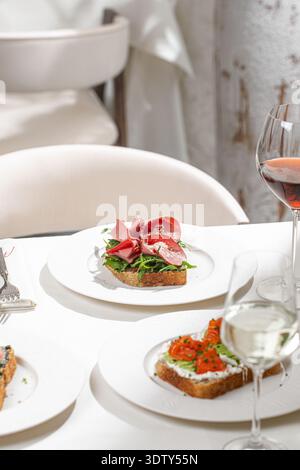 Sandwichs ouverts au saumon et au prosciutto Banque D'Images