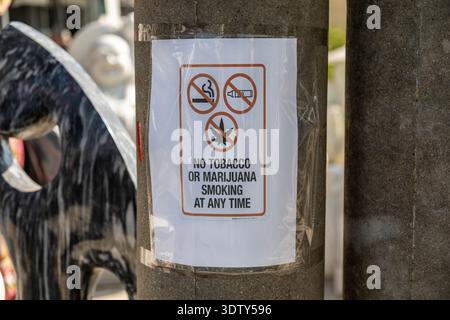 Un panneau interdit de fumer ou de marijuana à Hanoi, Vietnam Banque D'Images