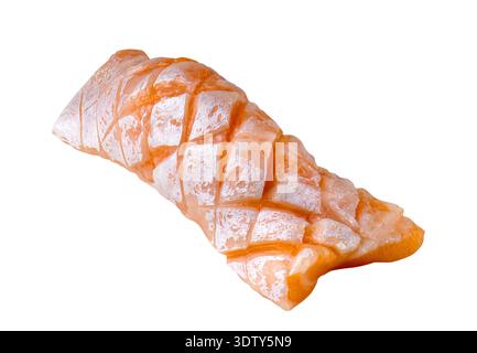 Gros plan de sashimi de ventre de saumon avec des rayures délicates sur la peau, magnifiquement disposés sur un fond blanc propre, mettant en valeur texture et fraîcheur Banque D'Images