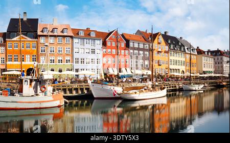 Maisons traditionnelles colorées dans le vieux port de Nyhavn à Copenhague, Danemark. Le port de Nyhavn est une destination de voyage populaire et le principal point de repère de Copenhague Banque D'Images
