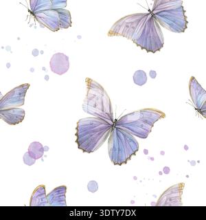 Papillons Morpho. Motif sans couture avec des papillons violets pastel et des éclaboussures d'aquarelle. Parfait pour le tissu, le papier peint, la papeterie, le papier d'emballage Banque D'Images