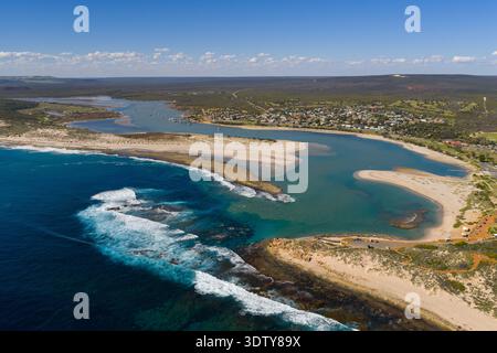 Vue aérienne de la ville de Kalbarri où une large rivière coule à travers des bancs de sable et rencontre l'océan le long d'une côte accidentée. Banque D'Images