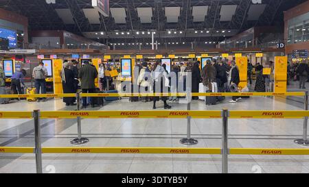 Zone d'enregistrement Pegasus avec lignes passagers à l'aéroport Sabiha Gökçen Banque D'Images