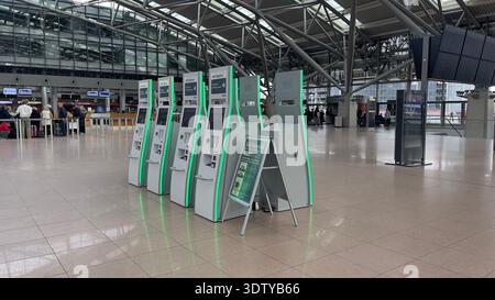 Auto-enregistrement dans les kiosques à l'intérieur du terminal de l'aéroport Sabiha Gökçen Istanbul Banque D'Images