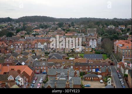 Une vue aérienne de la ville côtière de Cromer, Norfolk, située sur la côte de la mer du Nord. La perspective met en évidence l'architecture victorienne, l'église Saint-Pierre et Saint-Paul du XIVe siècle avec sa tour de 160 pieds, et la jetée classée Grade II, qui a ouvert ses portes en 1901. Historiquement un petit village de pêcheurs connu pour son 'crabe Cromer', la ville s'est développée en une station balnéaire populaire à la fin du XIXe siècle après l'arrivée du Great Eastern Railway. La vue englobe le paysage de falaise, les plages de sable et la disposition dense du centre-ville historique. Banque D'Images