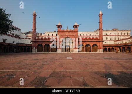 La cour en grès rouge du Fatehpuri Masjid présente deux grands minarets et des entrées voûtées sous un ciel clair dans le vieux Delhi. Banque D'Images