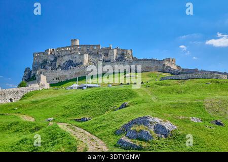 Vue de l'intérieur des murs fortifiés environnants des ruines du château de Spis dans l'est de la Slovaquie, site classé au patrimoine de l'UNESCO, Spis, Slovaquie, Europe Banque D'Images