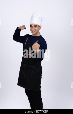 Chef confiant en uniforme noir posant en studio Banque D'Images
