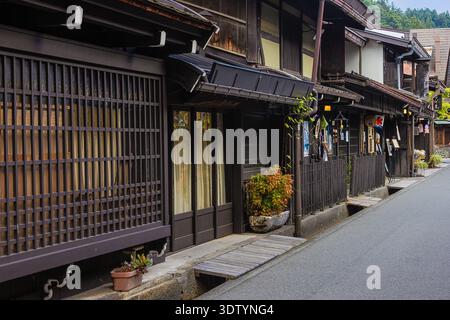 Editorial : TAKAYAMA, HONSHU, JAPON, 9 septembre 2025 - bâtiments en bois grillagés typiques dans la zone de préservation de Kamisannomachi avec exceptiona Banque D'Images