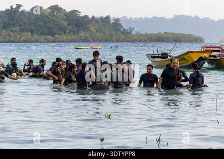 Groupe de plongeurs se préparant en mer peu profonde près de la côte tropicale de l'île est prise à Havelock Island à Andaman india le 01 décembre 2025. Banque D'Images