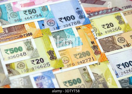 Gros tas de billets d'argent en roupies indiennes billets de banque gros plan. Beaucoup d'argent de monnaie INR indienne en gros paquet. Economie et affaires en Inde Banque D'Images