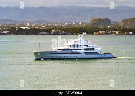 San Juan, Porto Rico - 16 janvier 2026 : Super yacht Valor naviguant dans le port de San Juan. Banque D'Images
