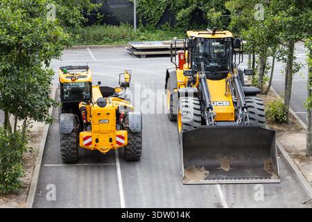 Chargeur sur pneus JCB et chargeur télescopique sur asphalte. Londres, Royaume-Uni, 14 juillet 2024 Banque D'Images