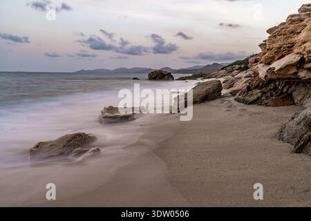 Superbe vue panoramique sur la côte de Pinus Village à Santa Margherita di Pula pendant l'heure d'or. Ce cliché en exposition longue est doté de la fonction douce Banque D'Images