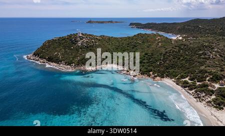 Superbe vue aérienne panoramique de la tour côtière de Porto Giunco à Villasimius. La photo capture le littoral accidenté, Wate turquoise limpide Banque D'Images