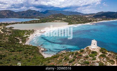 Superbe photo panoramique à grand angle capturant la tour côtière de Porto Giunco, la plage de sable blanc et la mer turquoise cristalline de Villasimius Banque D'Images