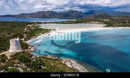 Superbe photo panoramique à grand angle capturant la tour côtière de Porto Giunco, la plage de sable blanc et la mer turquoise cristalline de Villasimius Banque D'Images