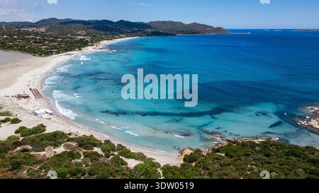 Superbe prise de vue aérienne panoramique par drone de la plage emblématique de Porto Giunco. La photo met en valeur la bande de sable fin blanc séparant le Medit turquoise Banque D'Images