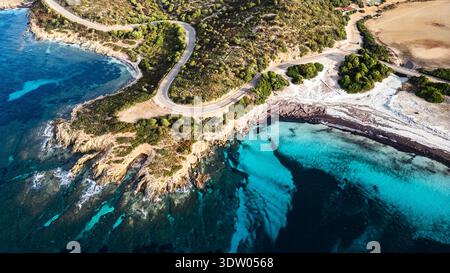 Spectaculaire drone vue aérienne de la plage de Piscinnì dans le sud de la Sardaigne. La photo capture la mer turquoise cristalline, la plage de sable blanc et th Banque D'Images