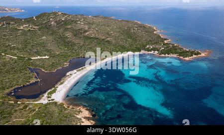 Superbe photo aérienne panoramique par drone de la plage de Piscinni et de son étang côtier naturel. La photo capture la beauté sauvage et immaculée du sud de la Sardaigne Banque D'Images