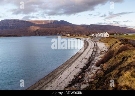 Ardmair plage et maisons, Écosse, Royaume-Uni Banque D'Images
