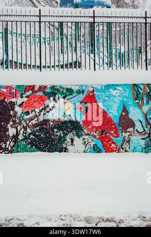 New York, New York, États-Unis. 23 février 2026. Dans le Bronx, le mur d'une aire de jeux d'école est entouré de neige pendant un blizzard qui continue de pilonner le nord-est des États-Unis. Un cyclone de bombe à fort impact avec des vents proches de la force d'un ouragan et des taux de neige extrêmes a pilonné le nord-est des États-Unis au cours des dernières 24 heures avec plus de neige à venir. Le Bronx est couvert de neige pendant un blizzard qui continue de pilonner le nord-est des États-Unis. Un cyclone de bombe à fort impact avec des vents proches de la force d'un ouragan et des taux de neige extrêmes a pilonné le nord-est des États-Unis dans le pas Banque D'Images