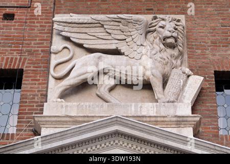 Relief d'un lion ailé Saint Marc symbole de la République vénitienne, sur la Piazza dei Signori, Vérone en Italie Banque D'Images