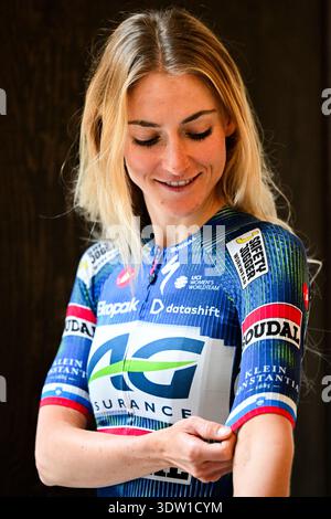 Bruxelles, Belgique. 24 février 2026. La slovène Urska Zigart pose pour la photographe lors de la présentation de l'équipe féminine AG Insurance-Soudal, le mardi 24 février 2026 à Bruxelles. BELGA PHOTO DIRK WAEM crédit : Belga News Agency/Alamy Live News Banque D'Images