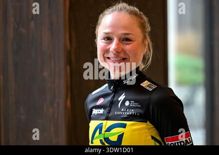 Bruxelles, Belgique. 24 février 2026. La belge Justine Ghekiere pose pour la photographe lors de la présentation de l'équipe féminine AG Insurance-Soudal, le mardi 24 février 2026 à Bruxelles. BELGA PHOTO DIRK WAEM crédit : Belga News Agency/Alamy Live News Banque D'Images