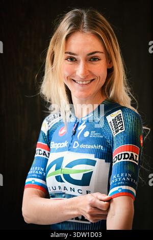 Bruxelles, Belgique. 24 février 2026. La slovène Urska Zigart pose pour la photographe lors de la présentation de l'équipe féminine AG Insurance-Soudal, le mardi 24 février 2026 à Bruxelles. BELGA PHOTO DIRK WAEM crédit : Belga News Agency/Alamy Live News Banque D'Images