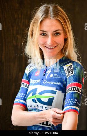 Bruxelles, Belgique. 24 février 2026. La slovène Urska Zigart pose pour la photographe lors de la présentation de l'équipe féminine AG Insurance-Soudal, le mardi 24 février 2026 à Bruxelles. BELGA PHOTO DIRK WAEM crédit : Belga News Agency/Alamy Live News Banque D'Images