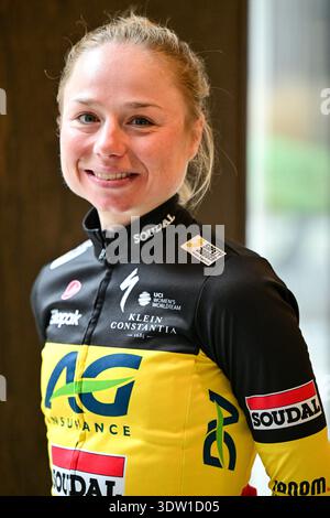 Bruxelles, Belgique. 24 février 2026. La belge Justine Ghekiere pose pour la photographe lors de la présentation de l'équipe féminine AG Insurance-Soudal, le mardi 24 février 2026 à Bruxelles. BELGA PHOTO DIRK WAEM crédit : Belga News Agency/Alamy Live News Banque D'Images