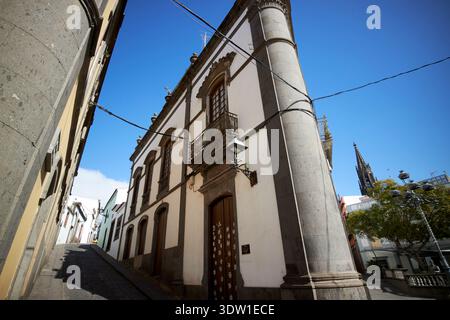 bâtiments triangulaires coloniaux calle san juan calle gourie avec calle leon y castillo dans la vieille ville d'arucas, gran canaria, îles canaries, espagne Banque D'Images