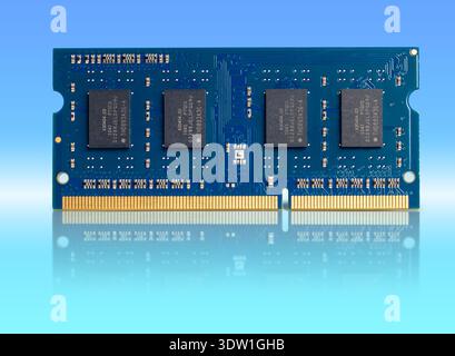 Un module de mémoire s'affiche sur fond bleu. Il montre la technologie DRAM au format SODIMM. L'accent est mis sur la pénurie actuelle d'approvisionnement. Banque D'Images