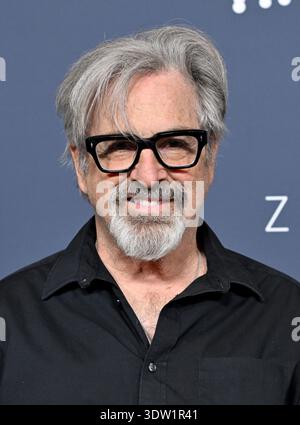 Los Angeles, États-Unis. 24 février 2026. Robert Carradine, 71 ans, acteur de « la vengeance des Nerds », est décédé le 24 février 2026. Il a succombé au trouble bipolaire après l'avoir combattu pendant près de 20 ans.----------------------------------------------------------- Robert Carradine arrive à la première de « valeur sentimentale » à Los Angeles au Directors Guild Theatre le 5 novembre 2025 à Los Angeles, CA. © Lisa OConnor/ Credit : AFF/Alamy Live News Banque D'Images