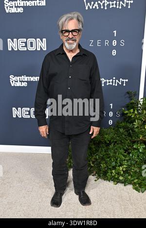 Los Angeles, États-Unis. 24 février 2026. Robert Carradine, 71 ans, acteur de « la vengeance des Nerds », est décédé le 24 février 2026. Il a succombé au trouble bipolaire après l'avoir combattu pendant près de 20 ans.----------------------------------------------------------- Robert Carradine arrive à la première de « valeur sentimentale » à Los Angeles au Directors Guild Theatre le 5 novembre 2025 à Los Angeles, CA. © Lisa OConnor/ Credit : AFF/Alamy Live News Banque D'Images