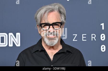 Los Angeles, États-Unis. 24 février 2026. Robert Carradine, 71 ans, acteur de « la vengeance des Nerds », est décédé le 24 février 2026. Il a succombé au trouble bipolaire après l'avoir combattu pendant près de 20 ans.----------------------------------------------------------- Robert Carradine arrive à la première de « valeur sentimentale » à Los Angeles au Directors Guild Theatre le 5 novembre 2025 à Los Angeles, CA. © Lisa OConnor/ Credit : AFF/Alamy Live News Banque D'Images