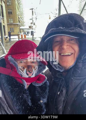 Heureux couple senior bousculant dans la neige dans le blizzard de 26, 23 février, New York City, USA Banque D'Images