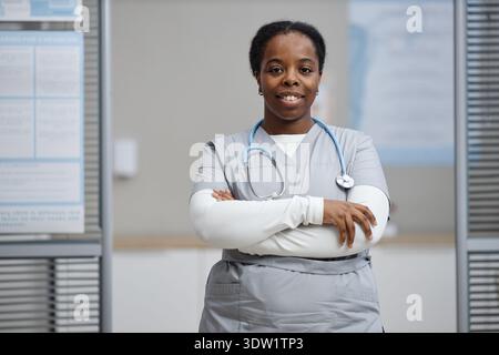 Portrait de jeune adulte femme noire professionnel médical souriant avec confiance Banque D'Images