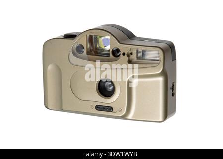 Appareil photo argentique de couleur or vintage à cadrer et déclencher, représenté à un angle de trois-quarts sur blanc. Banque D'Images