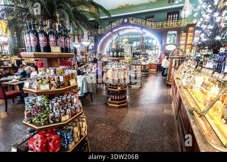 Saint-Pétersbourg, Russie - 14 septembre 2025 : intérieur et assortiment de l'épicerie des marchands Eliseev sur Nevsky Prospect Banque D'Images