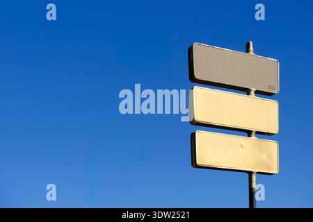 19 fév 2026 - Valence, Espagne - Un ensemble de trois panneaux de signalisation sur un poteau de signalisation qui sont vides ou vides Banque D'Images