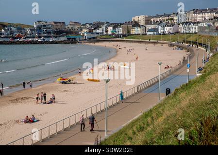 West Strand plage et promenade à Portrush, comté d'Antrim, Irlande du Nord. Banque D'Images