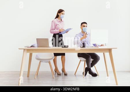 Réunion d'affaires avec deux personnes discutant du travail dans un cadre de bureau moderne pendant la journée Banque D'Images