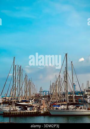 Beaux yachts sur le quai sur un ensoleillé, beaux yachts amarrés sur un matin ensoleillé et clair dans la mer Méditerranée contre un ciel bleu. Beaucoup de voiliers Banque D'Images